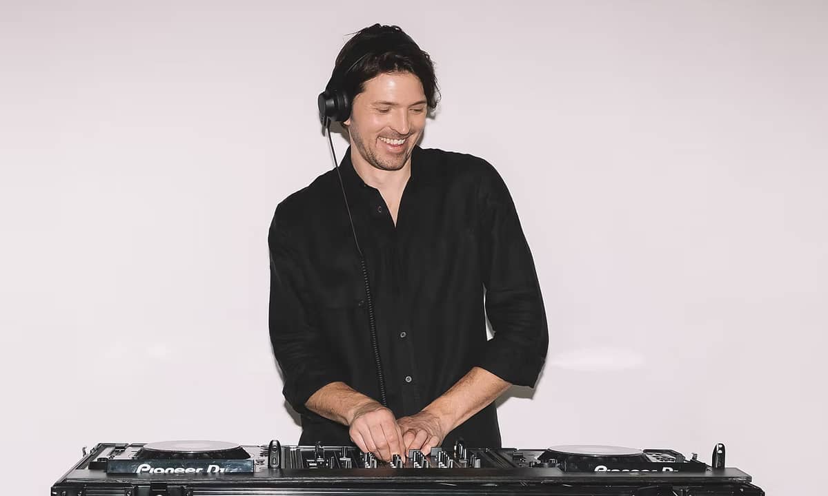 Show Me Love Djs gallery image 2