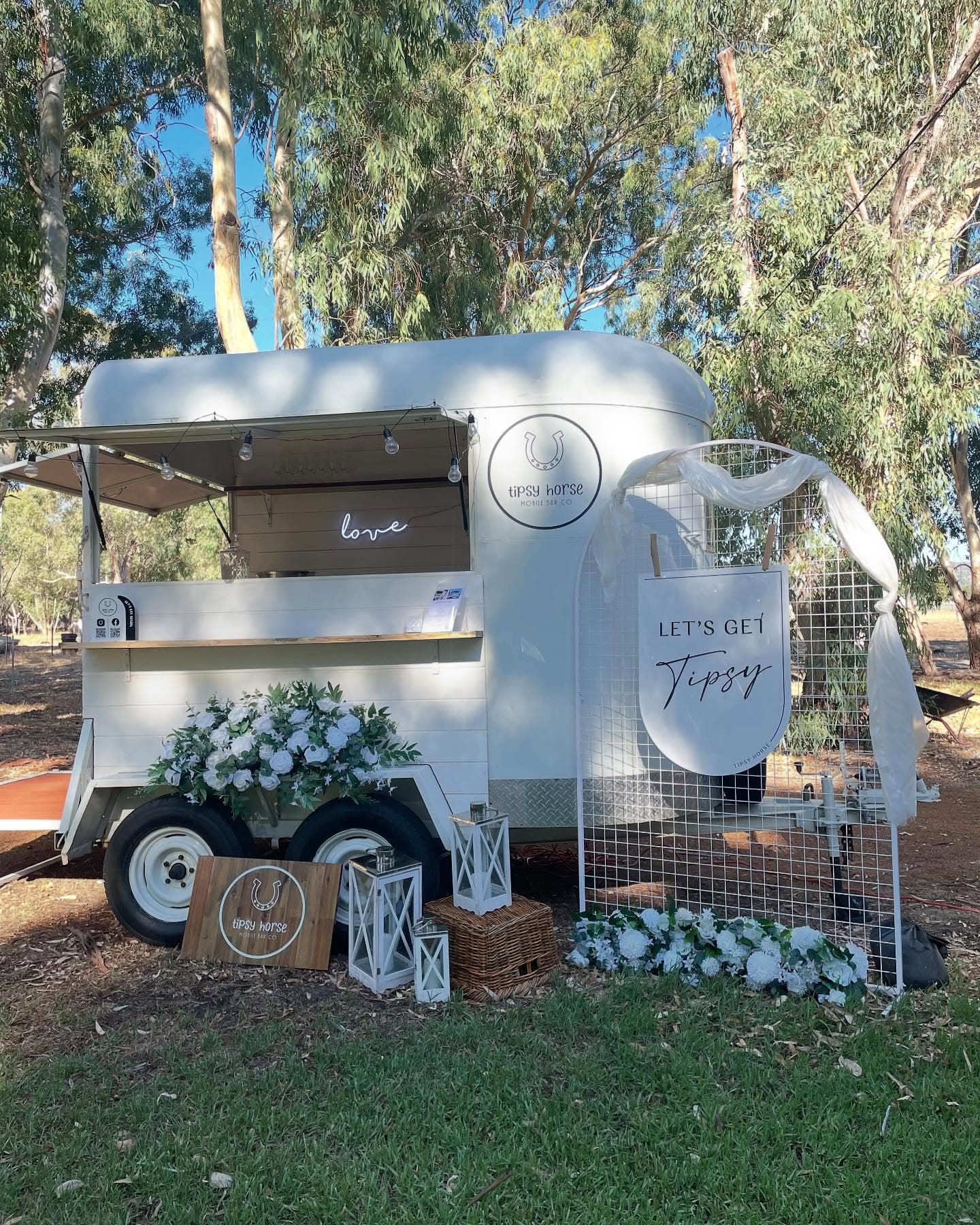 Tipsy Horse Mobile Bar Co wedding vendor
